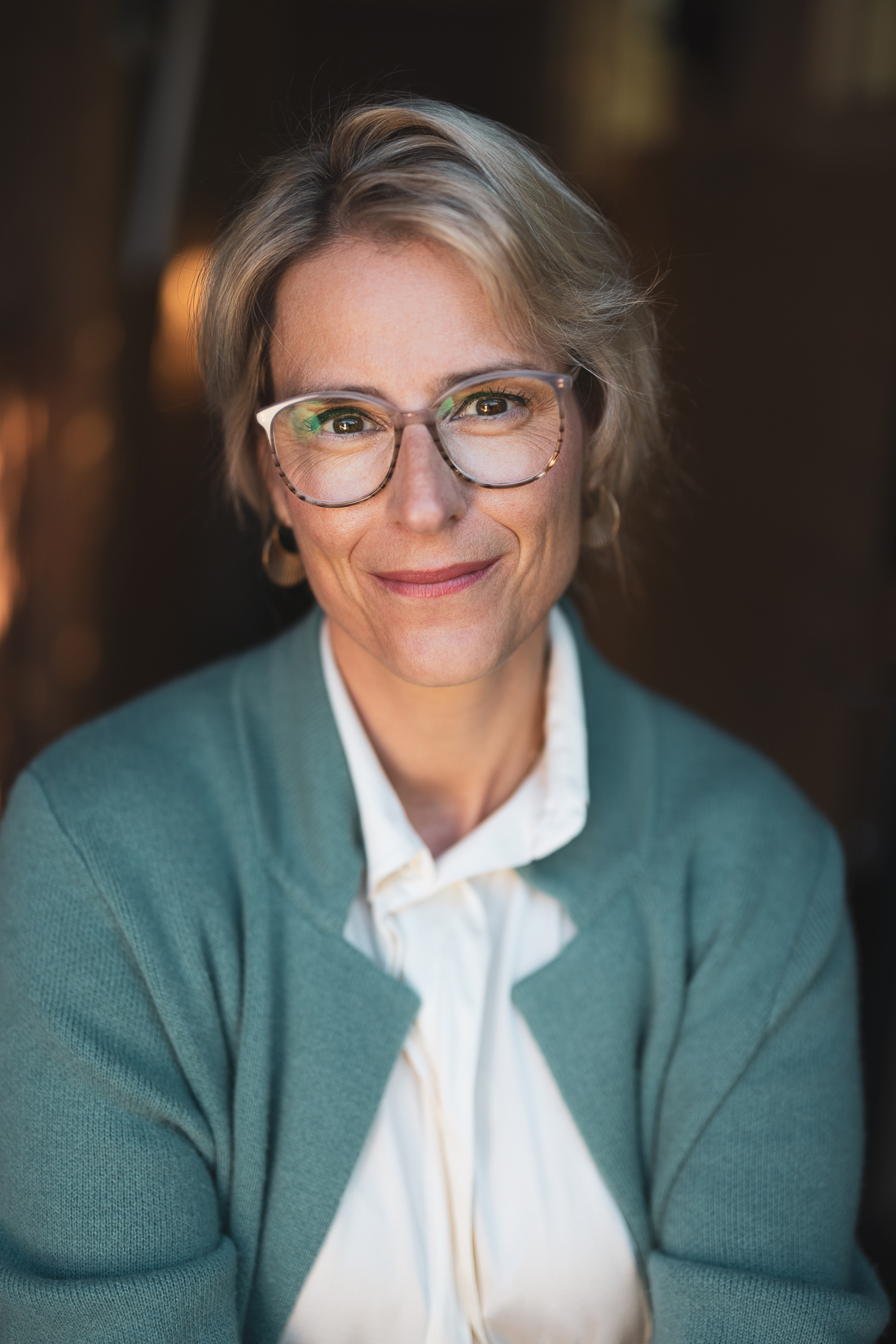 Frau schaut in die Kamera
