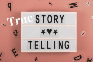 True Storytelling im Marketing: Bild mit Leuchtkasten und Schriftzug, das für authentische Markenkommunikation, Content-Strategie und nachhaltiges Business steht.