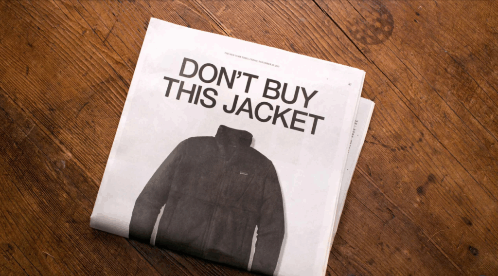 Anzeige von Patagonia mit der Überschrift ‚Don’t buy this jacket‘ aus der Black-Friday-Kampagne 2011 in der New York Times. Bild der Jacke, Text über Reparatur, Recycling und nachhaltigen Konsum.