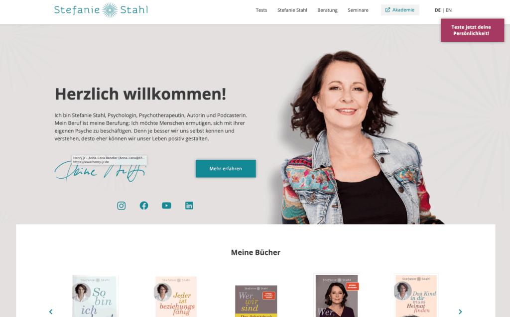 Porträt von Stefanie Stahl, Bestsellerautorin und Psychotherapeutin. Sie erzählt offen von eigenen Erlebnissen und macht psychologische Themen durch klare Sprache und persönliche Geschichten für ein breites Publikum zugänglich.