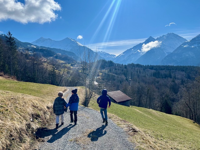 Drei Kinder – mein Sohn mit zwei Freunden – auf einer Wanderung in der Schweiz, umgeben von Alpenpanorama; Symbol für Neuanfang, Krise meistern und Business-Aufbau.
