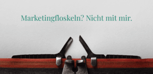 Beitragsbild zum Blogartikel „Mit 33 Fragen zu deiner echten Markenstory“. Symbol für True Storytelling und authentisches Marketing von Anna Bendler.