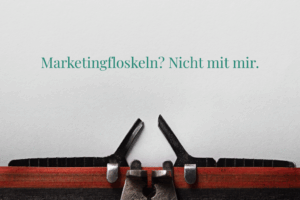Beitragsbild zum Blogartikel „Mit 33 Fragen zu deiner echten Markenstory“. Symbol für True Storytelling und authentisches Marketing von Anna Bendler.