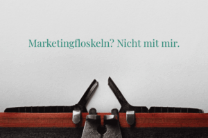 Beitragsbild zum Blogartikel „Mit 33 Fragen zu deiner echten Markenstory“. Symbol für True Storytelling und authentisches Marketing von Anna Bendler.