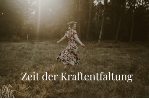 Sommerliches Beitragsbild zum Thema zyklisches Business: Frau tanzt im Abendlicht auf einer Wiese – Zeit der Kraftentfaltung.