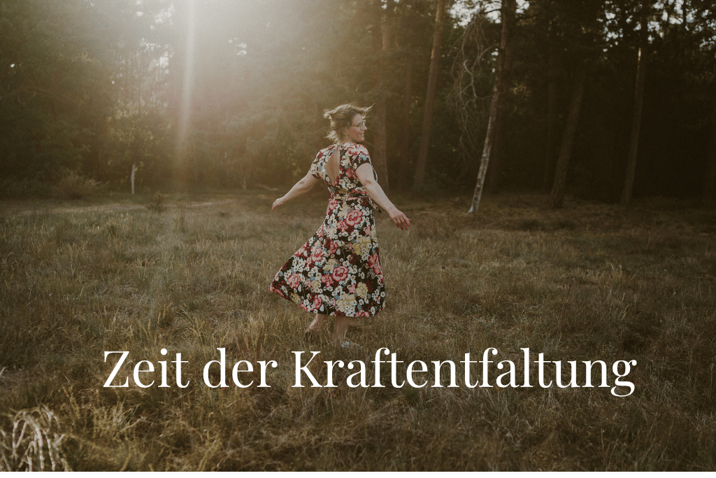 Sommerliches Beitragsbild zum Thema zyklisches Business: Frau tanzt im Abendlicht auf einer Wiese – Zeit der Kraftentfaltung.